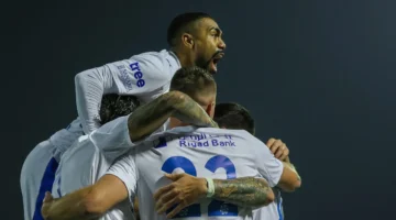 صفقة كبرى.. نجم نيوم يوقع عقود انضمامه إلى نادي الهلال بصفة نهائية